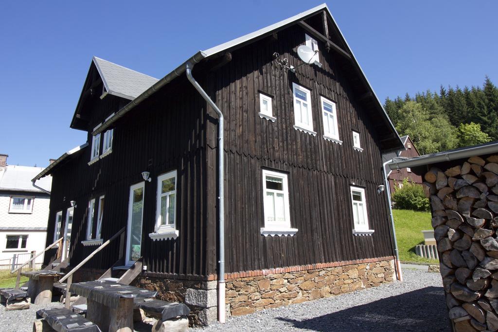 Appartement Ferienhaus Anno Dazumal, Wie Zu Oma'S Zeiten à Klingenthal Extérieur photo